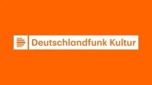 Logo von Deutschlandfunk Kultur auf orangefarbenem Hintergrund. Es zeigt den Markennamen in klarer Schrift.