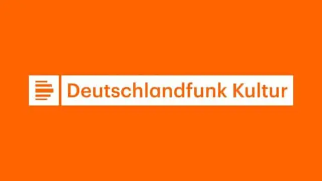 Logo von Deutschlandfunk Kultur auf orangefarbenem Hintergrund. Es zeigt den Markennamen in klarer Schrift.