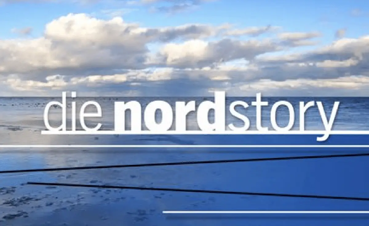 Weite Küstenlandschaft mit dem Meer und Wolken, überlagert von der Schrift „die nordstory“.