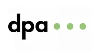 Logo der dpa: schwarze Buchstaben „dpa“ mit drei grünen Punkten dahinter auf weißem Hintergrund.